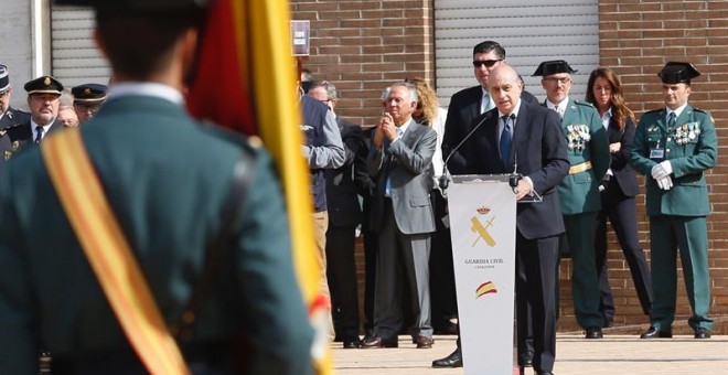El ministro del Interior, Jorge Fernández Díaz, el pasado día 11 en la casa cuartel de la Guardia Civil en Sant Andreu de la Barca. /EFE