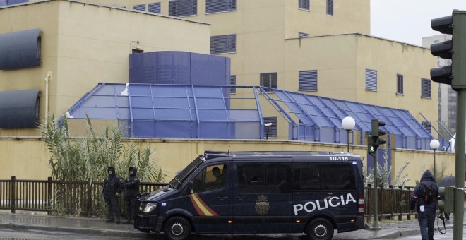 Efectivos de la Policía Nacional permanecen a las puertas del Centro de Internamiento de Extranjeros (CIE) de Aluche, en Madrid, donde anoche unos cuarenta inmigrantes protagonizaron una protesta. EFE/Paco Campos
