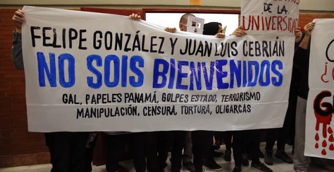 Estudiantes de la UAM protestan contra Felipe González / EFE