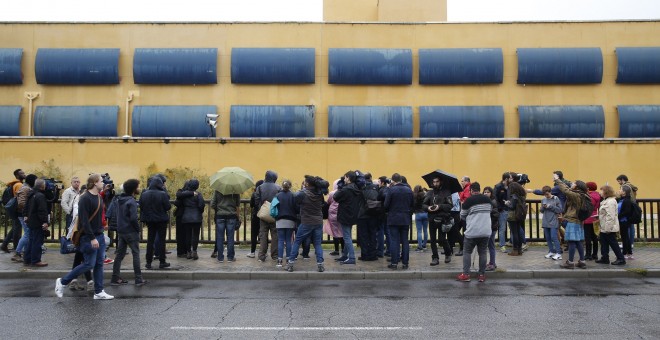 Decenas de periodistas a las puertas del (CIE) de Aluche, en Madrid. / EFE