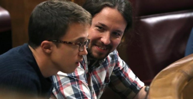 Los diputados de Unidos Podemos, Íñigo Errejón (i) y Pablo Iglesias durante el pleno que se celebra esta tarde en el Congreso de los Diputados. EFE/JJGuillen