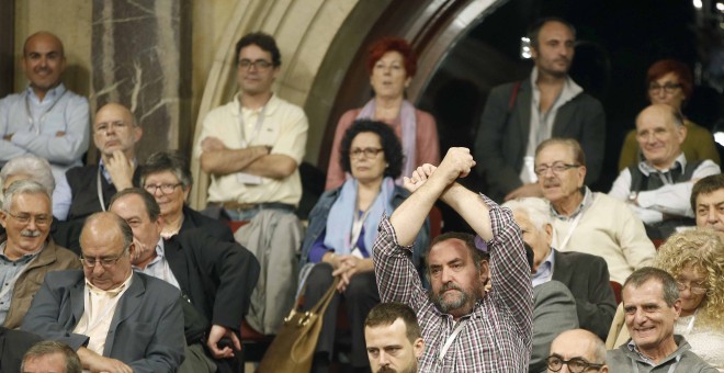 Familiares y amigos de las víctimas del franquismo siguen en la tribuna de invitados, la sesión del Parlament que ha acordado por unanimidad tramitar la proposición de ley  para declarar nulos los consejos de guerra durante la dictadura franquista.EFE/And