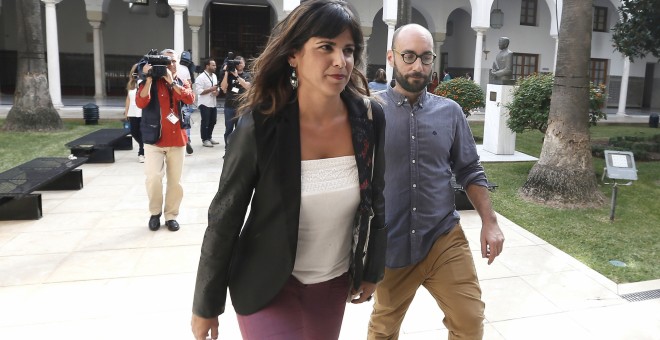 La portavoz de Podemos, Teresa Rodríguez, a su llegada al Parlamento regional en Sevilla momentos antes del inicio de la segunda sesión del debate sobre el estado de la comunidad, el primero que se celebra en Andalucía con la participación de cinco grupos