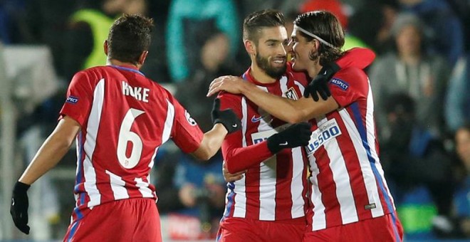 Los jugadores del Atlético de Madrid Koke, Yannick Carrasco y Filipe Luis celebran el gol ante el FK Rostov. - EFE