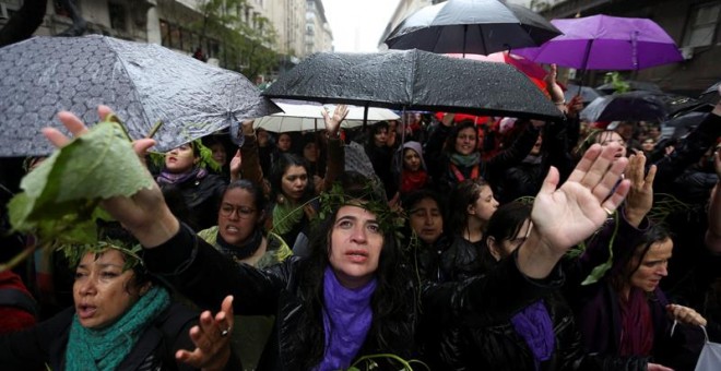 Miles de personas participan en Argentina en el 'Miércoles negro' contra la violencia machista / EFEMiles de personas participan en Argentina en el 'Miércoles negro' contra la violencia machista / EFE