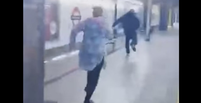 Una mujer española persigue al hombre que agredió a un pasajero en el metro de Londres.