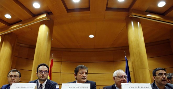 El presidente de la gestora del PSOE, Javier Fernández, durante la reunión entre diputados y senadores socialistas  en el Senado. EFE/Mariscal