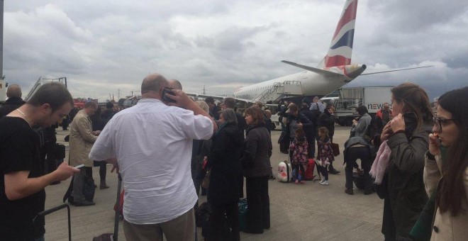 Pasajeros evacuados en London City Airport. David Walker (Twitter)