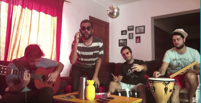 Captura del vídeo 'Es una abstención', una parodia musical que se mofa de la situación del PSOE.