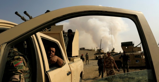 Soldados iraquies en las afueras de Qayyara. / REUTERS