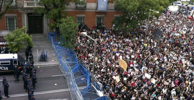 Gran número de personas en la Plaza de Neptuno durante del 25S (Paqui Gallego - EFE )