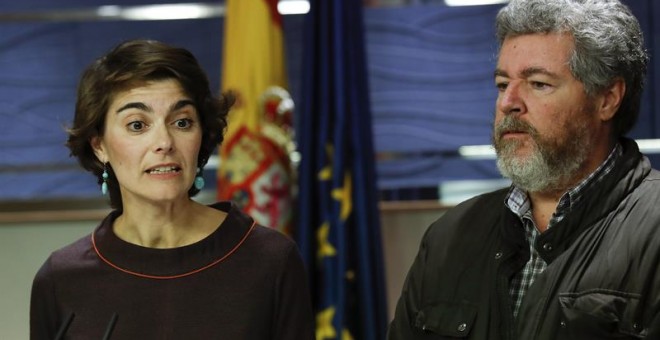 Rosa Martínez y Juan López de Uralde, coportavoces de Equo, durante la rueda de prensa ofrecida este lunes en el Congreso tras su encuentro con el rey Felipe VI en el Palacio de la Zarzuela, dentro de la ronda de consultas para designar un candidato a la