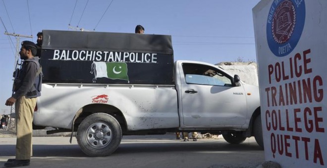 Miembros de las fuerzas de seguridad vigilan el centro de entrenamiento de la Policía tras el ataque en Quetta. - EFE