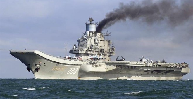 El portaaviones Almirante Kuznetsov navegando por aguas internacionales cerca del puerto de Dover, Reino Unido. - EFE