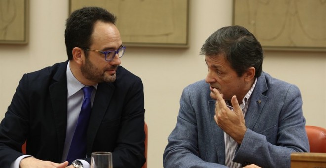 Antonio Hernando y Javier Fernández, durante una reunión en el Congreso.