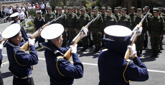 Nuevos reclutas rusos, en formación antes de ingresar en la base militar de Simferópol, en la península de Crimea. - AFP