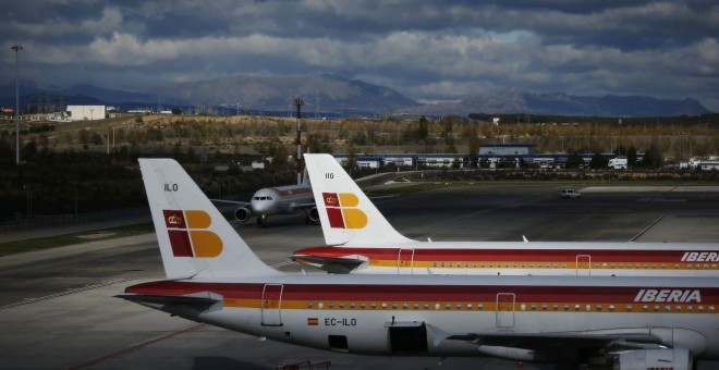 Aviones de Iberia estacionados en el aeropuerto barcelonés de El Prat. REUTERS / Susana Vera