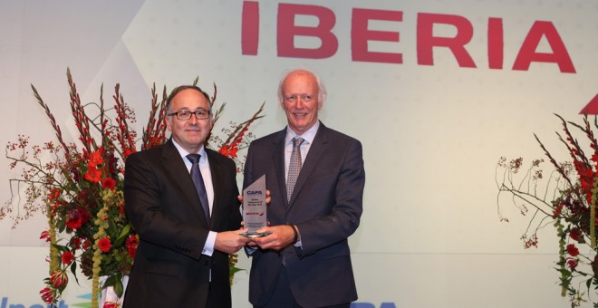 Luis Gallego, presidente de Iberia, recibe el premio de manos de Peter Harbison, presidente ejecutivo de la consultora CAPA.