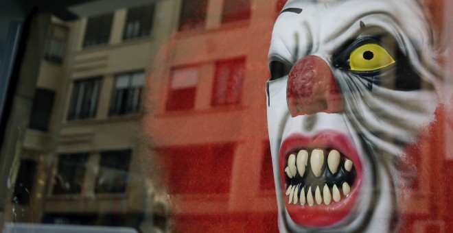 n dizfraz de payaso diabólico expuesto en una tienda valenciana. El Ayuntamiento de Paterna (Valencia), ha pedido hoy la calma a sus vecinos tras detectar varios episodios de sustos a manos de personas disfrazadas de 'payasos diabólicos'. Dichos sucesos s