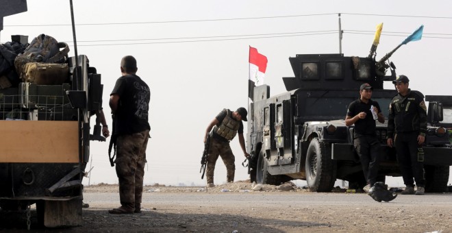 Miembros de las fuerzas iraquíes 'peshmergas' hacen guardia en un puesto de control en Bartila, a 27 kilómetros de Mosul, Irak. /  EFE