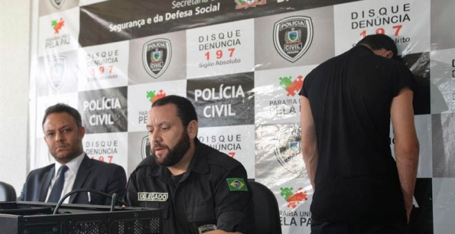 Los comisarios locales Reinaldo Nóbrega (centros y Marcos Paulo Vilela (izquierfda) hablan en una rueda de prensa junto al sospechoso detenido. / DIOGO ALMEIDA (EFE)