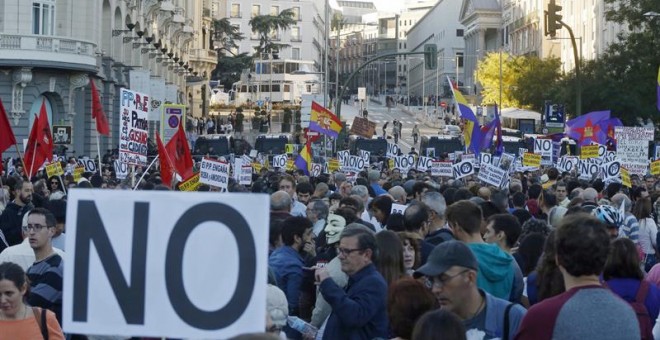 Plaza de Neptuno, donde comienza la manifestación convocada por la Coordinadora 25-S hasta la Puerta del Sol en contra de la investidura de Mariano Rajoy como presidente del Gobierno. / EFE