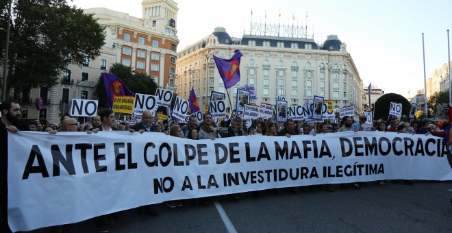 Cabecera de la manifestación convocada en Madrid contra la investidura de Mariano Rajoy.-  JAIRO VARGAS