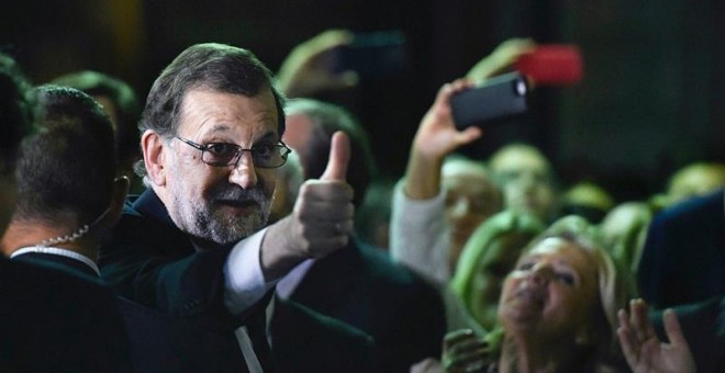 El líder del PP y presidente del Gobierno en funciones, Mariano Rajoy, a su salida del congreso tras ser investido hoy presidente del Gobierno por mayoría simple. / EFE