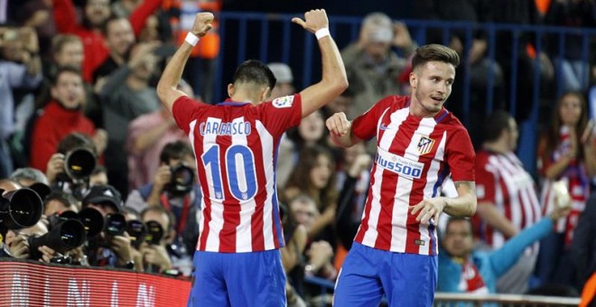 Yannick Ferreira Carrasco celebra junto con Saúl Ñíguez uno de sus tantos ante el Málaga. - EFE