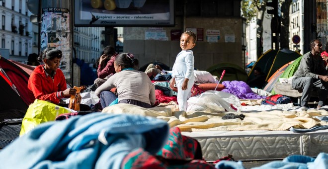 Una familia en la improvisada acampada de París.- IGNACIO MARÍN