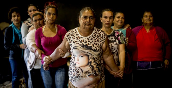 Rocío Montero en el centro junto al resto de la compañía de mujeres.