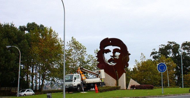 Estatua del Ché Guevara en la Avenida que lleva su nombre en Oleiros. JUAN OLIVER
