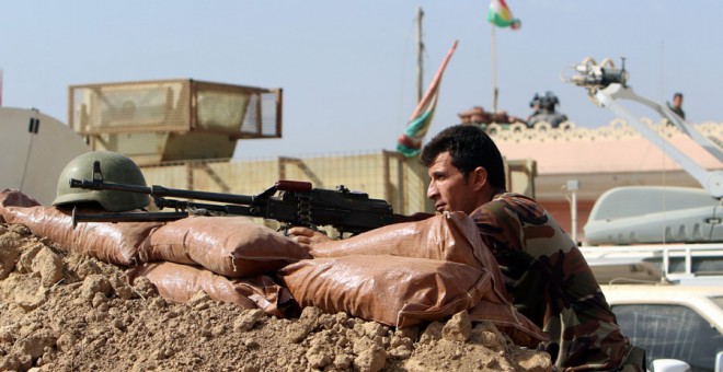 Un peshmerga durante los combates contra el Estado Islámico en Abu Jarboa. REUTERS/Azad Lashkari
