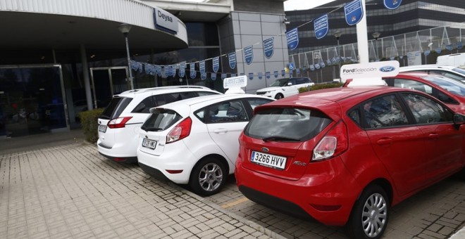 Una fila de coches. / EUROPA PRESS