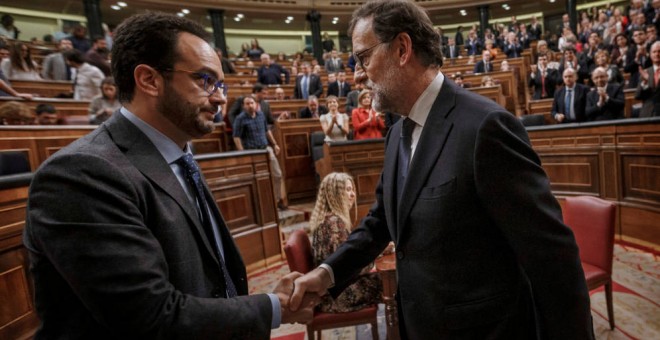 Antonio Hernando estrecha la mano de Mariano Rajoy tras su reelección como presidente en el debate de investidura del Congreso. Archivo Reuters