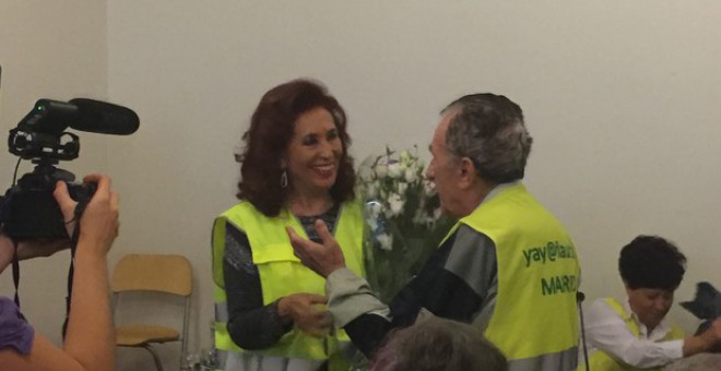 Lidia Falcón recibe el chaleco de honor de la asociación de Yayoflautas de Madrid el pasado 28 de octubre.