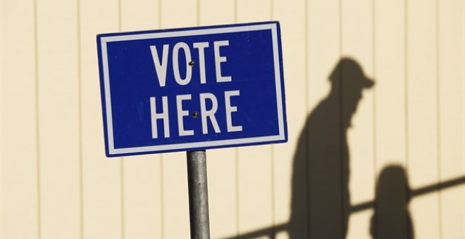 Cartel que indica donde votar. 'Vote here', vote aquí. / REUTERS