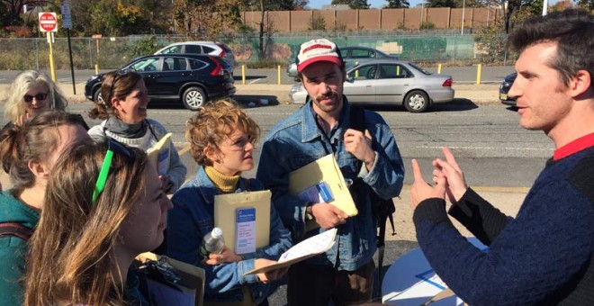 Voluntarios del equipo de Hillary Clinton re reúnen en Brooklyn antes de empezar su trabajo. / G.L.