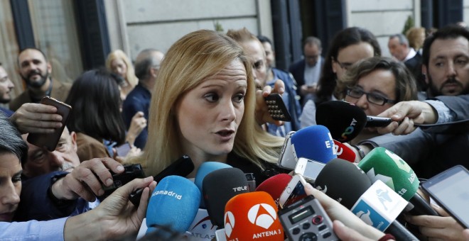 La diputada socialista Zaida Cantera realiza declaraciones a la prensa a su llegada al Congreso para asitir al debate de investidura. / EFE