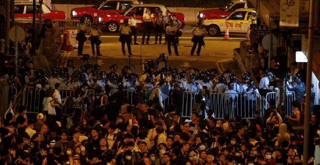 Policía antidisturbios bloquea una calle durante un enfrentamiento con manifestantes cerca de la oficina de Gobierno de China en Hong Kong.- REUTERS / Bobby Yip