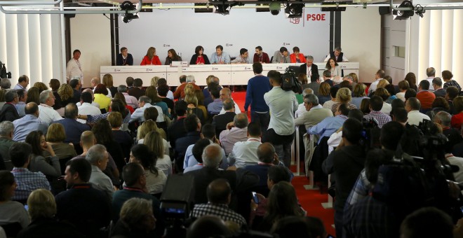 Reunión del Comité Federal del PSOE del pasado 23 de octubfre en el que se decidió la abstención en la investidura de Mariano Rajoy. REUTERS/Andrea Comas