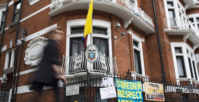 Foto de archivo tomada el 19 de junio de 2016 de la fachada de la Embajada de Ecuador en Londres (Reino Unido), donde se encuentra refugiado el fundador de Wikileaks, Julian Assange. EFE/Andy Rain
