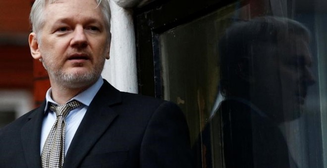 El fundador de Wikileaks, Julian Assange, en una foto de archivo tomada el 5 de junio de 2016, en unas declaracioens desde un balcón de la Embajada de Ecuador en Londres (Reino Unido), donde se encuentra refugiado. REUTERS/Peter Nicholls/File Photo