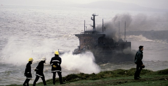 El petrolero griego 'Mar Egeo', que transportaba 79.300 toneladas de crudo, embarrancó en las proximidades de la Torre de Hércules (A Coruña) en diciembre de 1992 / EFE