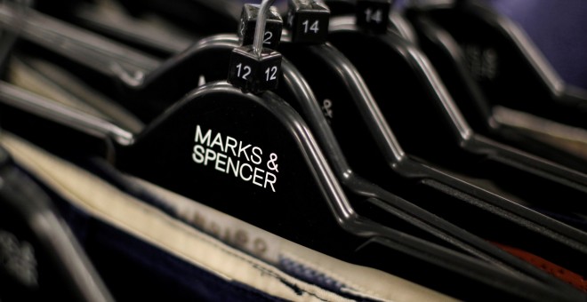 Un perchero con prendas en una tienda de Marks & Spencer en Londeres. REUTERS/Suzanne Plunkett
