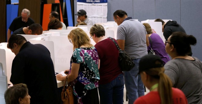 electores votando en un colegio electoral en Azusa, donde tuvo lugar el tiroteo, California, EEUU. / REUTERS