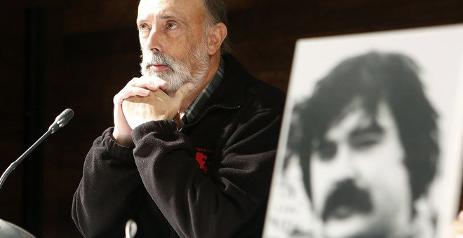 El forense Francisco Etxeberria junto a una imagen de José Miguel Etxeberria, desaparecido hace 36 años a manos del Batallón Vasco Español. Foto: EFE