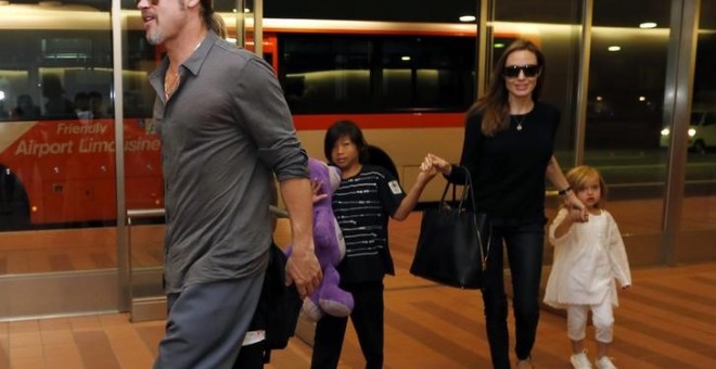Brad Pitt junto a Angelina Jolie con sus hijos  Knox, Vivienne and Pax en el aeropuerto internacional Haneda en Tokio, Japón. /  REUTERS