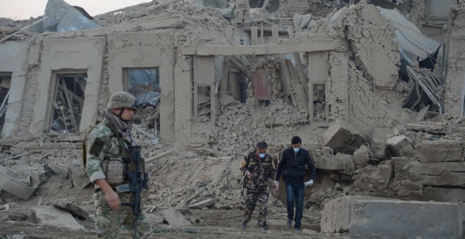 Fuerzas de seguridad afganas y tropas de la OTAN investigan la explosión cercana a la sede consular en Mazar-i-Sharif, Afghanistan. / REUTERS