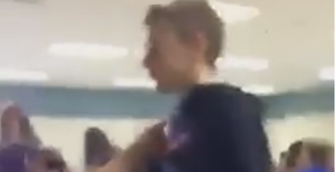 Fotograma del vídeo en el comedor del colegio de Michigan.-FACEBOOK